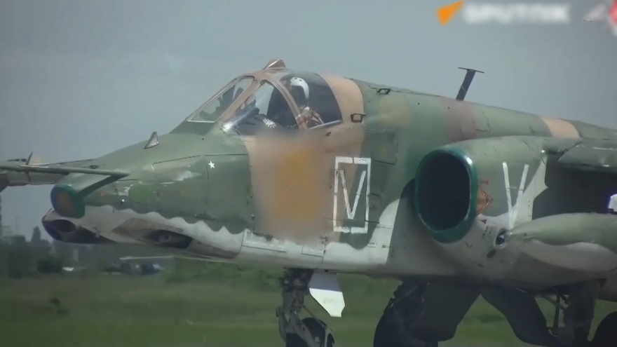 Biên đội cường kích Su-25 phóng tên lửa vào công sự và xe thiết giáp Ukraine